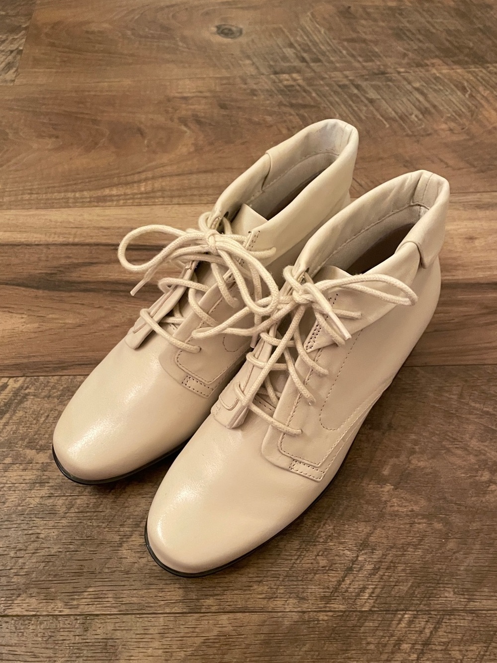 St. John’s Bay Womens Size 5M Winter White Leather Lace Up Ankle Booties Shoes